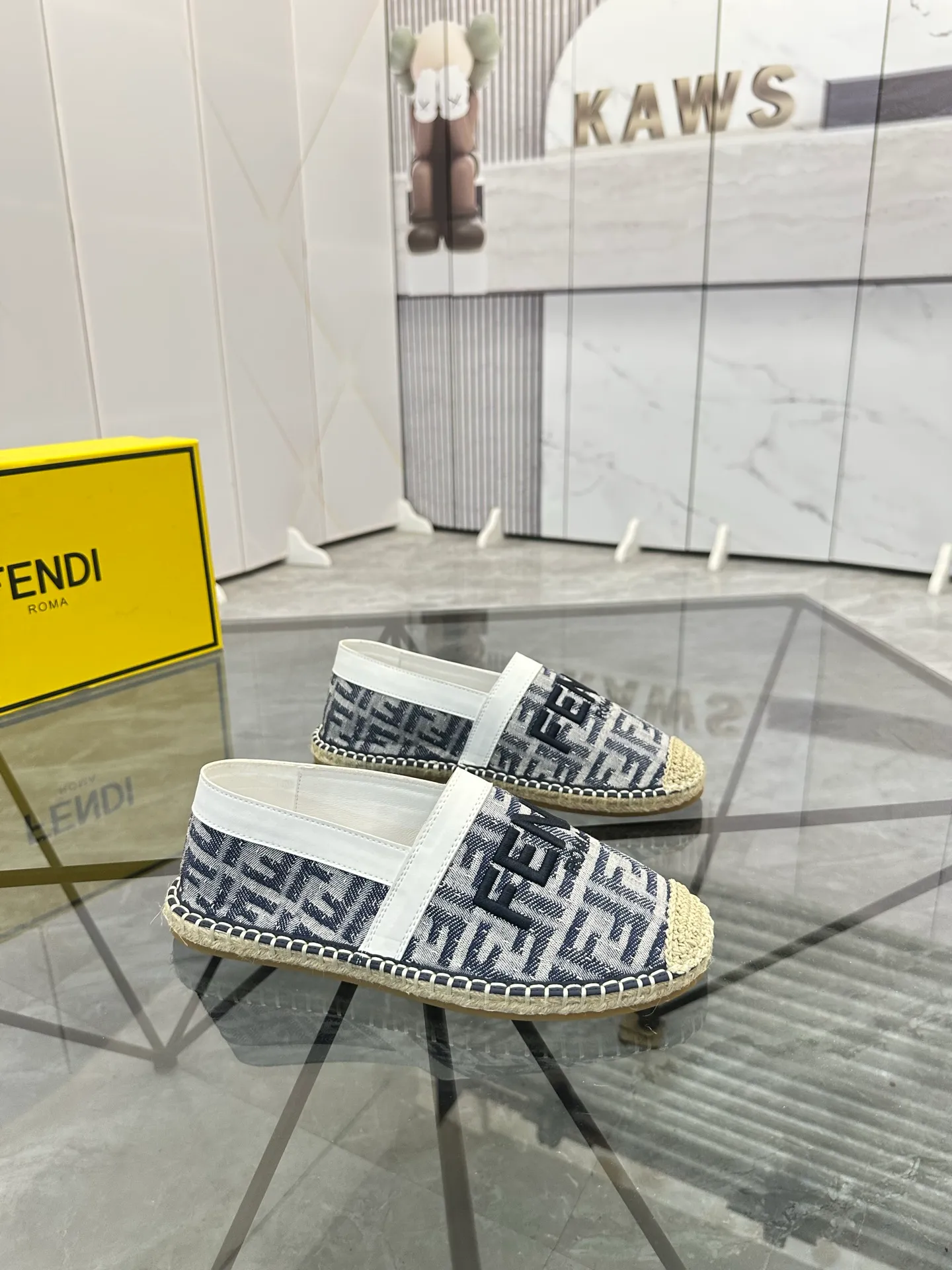 Selling men's shoes 💰: 💰P420¥ Product trademark: Fendi* "Fendi*" low-top fisherman's shoes Regular size: 38-44 (can be customized to 37.45) Product materials: upper imported cowhide stitched with original fabric, sheepskin lining, original outsole. Number: 1023